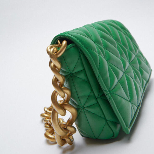 ZARA(ザラ)のZARA チェーンショルダーバック　グリーン レディースのバッグ(ショルダーバッグ)の商品写真