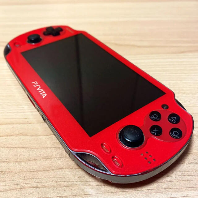 PlayStation Vita(プレイステーションヴィータ)のSONY：PS VITA PCH-1000 本体〈レッド〉 エンタメ/ホビーのゲームソフト/ゲーム機本体(携帯用ゲーム機本体)の商品写真