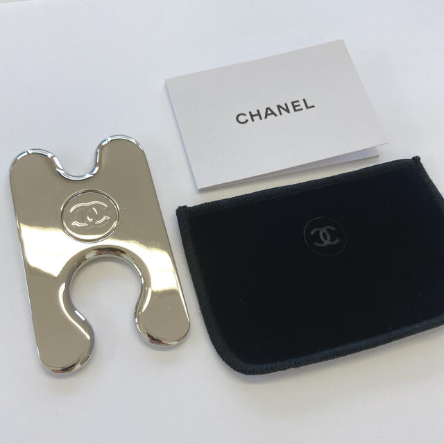 CHANEL(シャネル)の★　未使用　シャネル　アクセソワールドゥ　マッサージュ　カッサプレート  コスメ/美容のスキンケア/基礎化粧品(フェイスローラー/小物)の商品写真