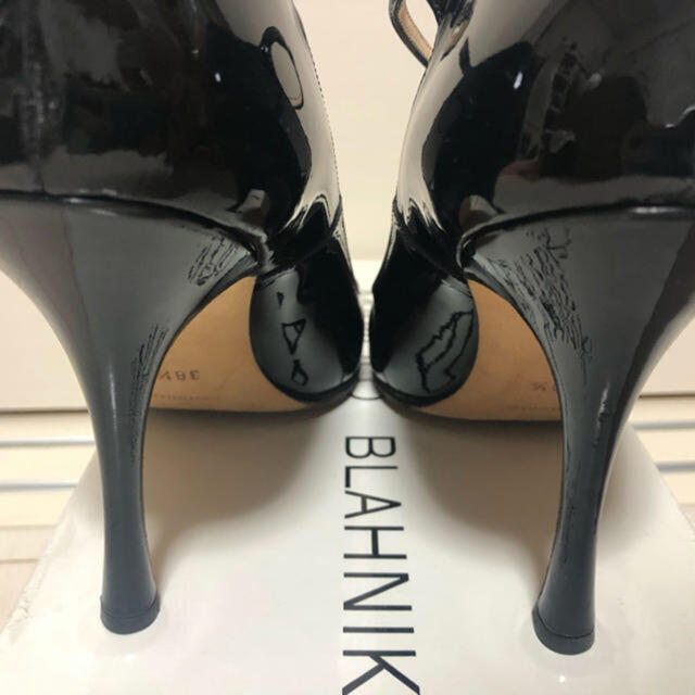 MANOLO BLAHNIK(マノロブラニク)のマノロブラニク　エナメルヒール レディースの靴/シューズ(ハイヒール/パンプス)の商品写真