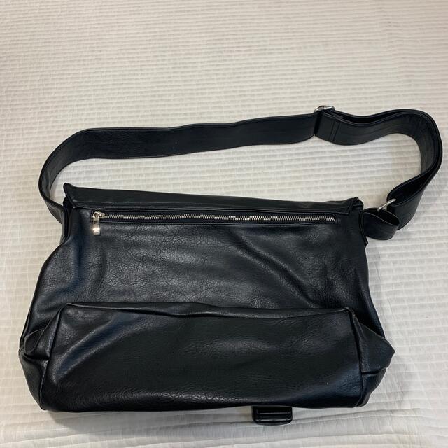 バッグ　メッセンジャーバッグ　ブラック　レザー風　ライダース風 メンズのバッグ(メッセンジャーバッグ)の商品写真