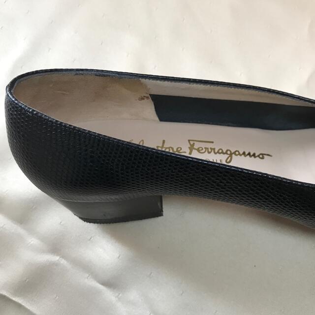 Ferragamo(フェラガモ)の【くららさん専用】フェラガモ パンプス ヴァラ レザー 革製 型押し 黒 リボン レディースの靴/シューズ(ハイヒール/パンプス)の商品写真