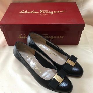 フェラガモ(Ferragamo)の【くららさん専用】フェラガモ パンプス ヴァラ レザー 革製 型押し 黒 リボン(ハイヒール/パンプス)