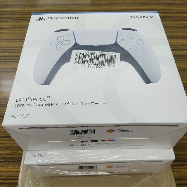 SONY(ソニー)のPS5 ワイヤレスコントローラー【2個】新品未使用送料無料 エンタメ/ホビーのゲームソフト/ゲーム機本体(その他)の商品写真