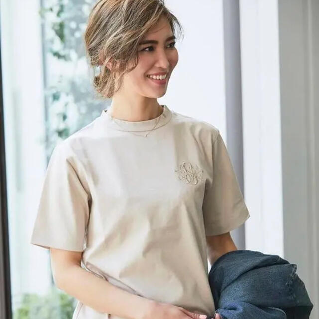 seventen by miho kawahito*SVT刺繍Tシャツ ベージュ - シャツ