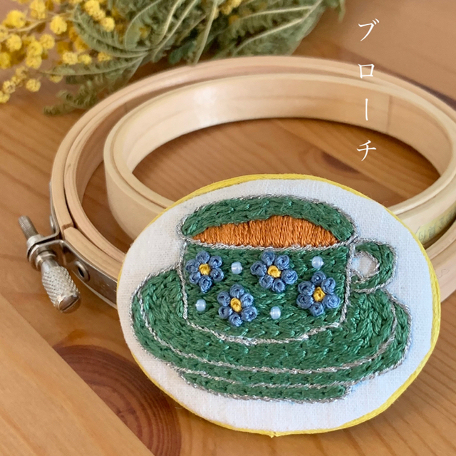 お花のティーカップの刺繍のブローチ／手刺繍 ハンドメイドのアクセサリー(コサージュ/ブローチ)の商品写真