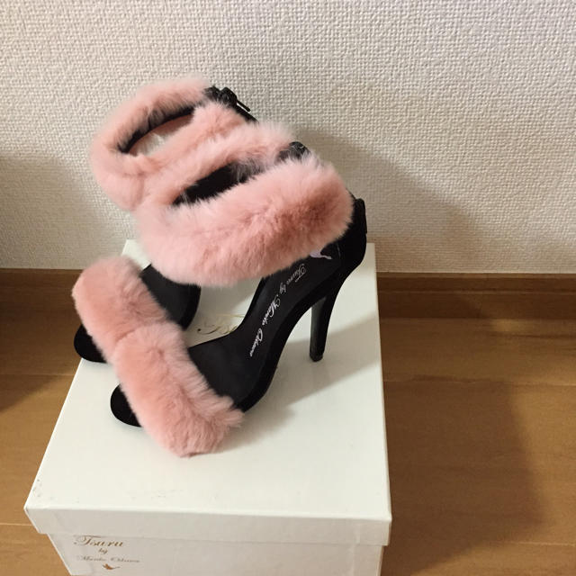 TSURU by Mariko Oikawa(ツルバイマリコオイカワ)のツルマリコ秋冬ファーサンダル未使用品 レディースの靴/シューズ(サンダル)の商品写真
