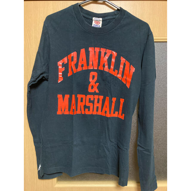 FRANKLIN&MARSHALL(フランクリンアンドマーシャル)のFRANKLIN MARSHALL 黒に赤文字　Tシャツ メンズのトップス(Tシャツ/カットソー(七分/長袖))の商品写真