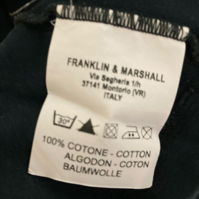 FRANKLIN&MARSHALL(フランクリンアンドマーシャル)のFRANKLIN MARSHALL 黒に赤文字　Tシャツ メンズのトップス(Tシャツ/カットソー(七分/長袖))の商品写真