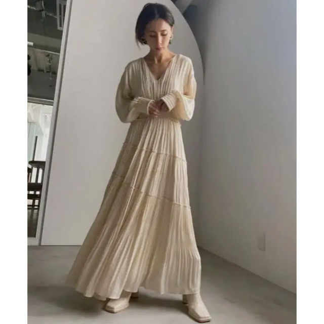 Ameri VINTAGE(アメリヴィンテージ)のアメリヴィンテージ  SLANT SHIRRING PLEATS DRESS  レディースのワンピース(ロングワンピース/マキシワンピース)の商品写真