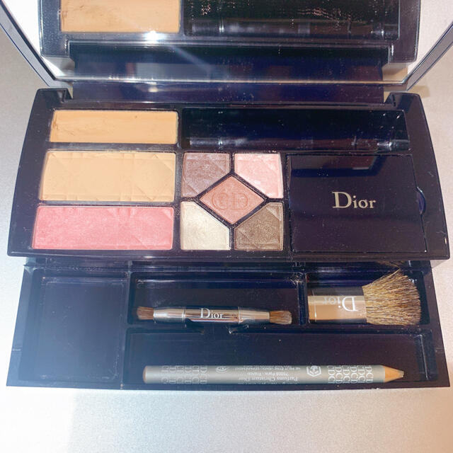 Christian Dior(クリスチャンディオール)のDIORディオールメイクパレットコフレアイシャドウ＆リップファンデーションチーク コスメ/美容のキット/セット(コフレ/メイクアップセット)の商品写真