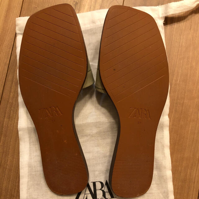 ZARA(ザラ)のぽむ様　パテントテイスト　フラットサンダル レディースの靴/シューズ(サンダル)の商品写真
