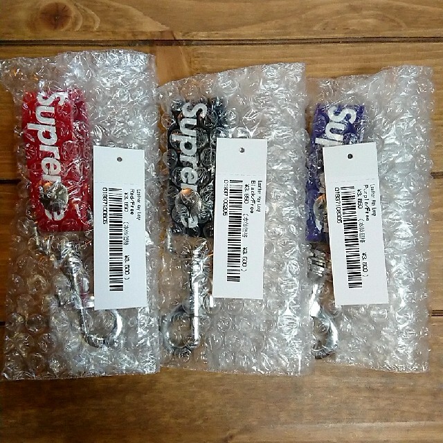 Supreme(シュプリーム)の3色セット Supreme Leather Key Loop 赤 黒 紫 メンズのファッション小物(キーホルダー)の商品写真