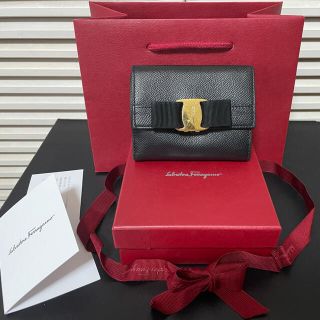 サルヴァトーレフェラガモ(Salvatore Ferragamo)のサルヴァトーレフェラガモ◆ヴァラ二つ折り財布 レザー 革 ブラックリボンWホック(財布)