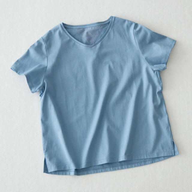北欧暮らしの道具店 素肌も心もよろこぶTシャツ/Vネック ブルー 未使用 レディースのトップス(Tシャツ(半袖/袖なし))の商品写真