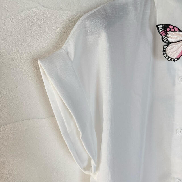 美品♡ DrugHoney ブラウス　白　ホワイト　蝶　夏にぴったり レディースのトップス(シャツ/ブラウス(半袖/袖なし))の商品写真