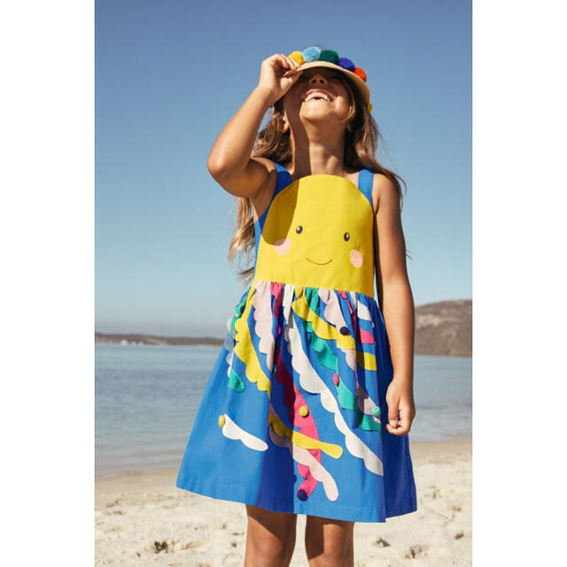 Boden(ボーデン)の【新品】Boden ブルー Fun 装飾付きワンピース キッズ/ベビー/マタニティのキッズ服女の子用(90cm~)(ワンピース)の商品写真