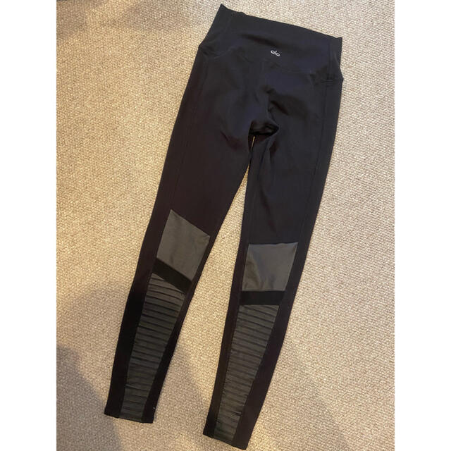 lululemon(ルルレモン)のAlo yoga moto legging Black  レディースのレッグウェア(レギンス/スパッツ)の商品写真