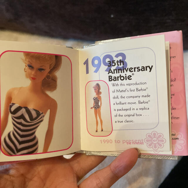 Barbie(バービー)のBarbie ミニ図鑑写真集　ファッション歴史 エンタメ/ホビーのおもちゃ/ぬいぐるみ(キャラクターグッズ)の商品写真