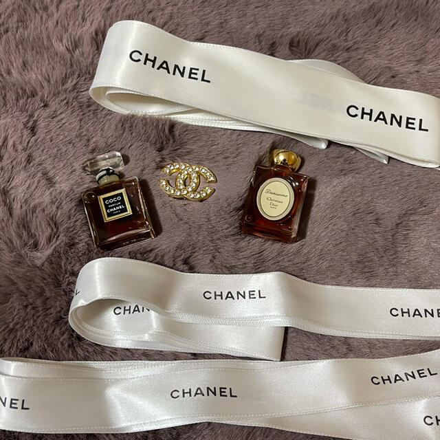 CHANEL(シャネル)のシャネル　ブローチ　香水　リボン レディースのアクセサリー(ブローチ/コサージュ)の商品写真