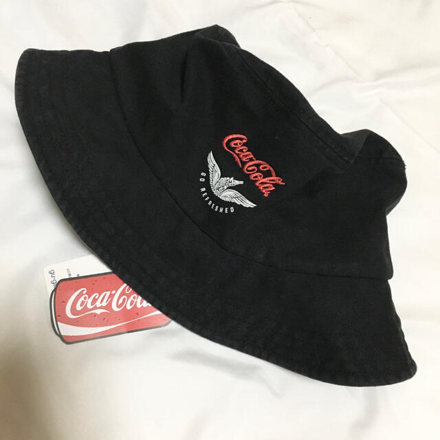 GU(ジーユー)の【新品GU  】コカコーラ　Coca-Cola バケットハット　ブラック メンズの帽子(ハット)の商品写真