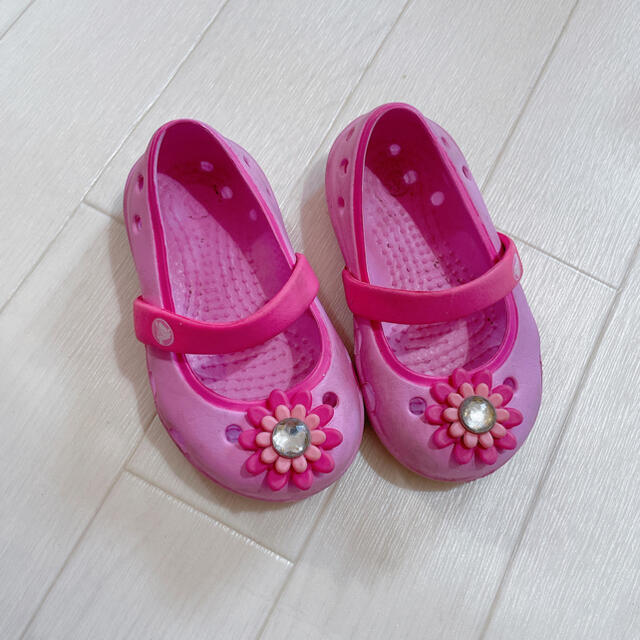 crocs(クロックス)のクロックス　お花　ピンク キッズ/ベビー/マタニティのベビー靴/シューズ(~14cm)(サンダル)の商品写真