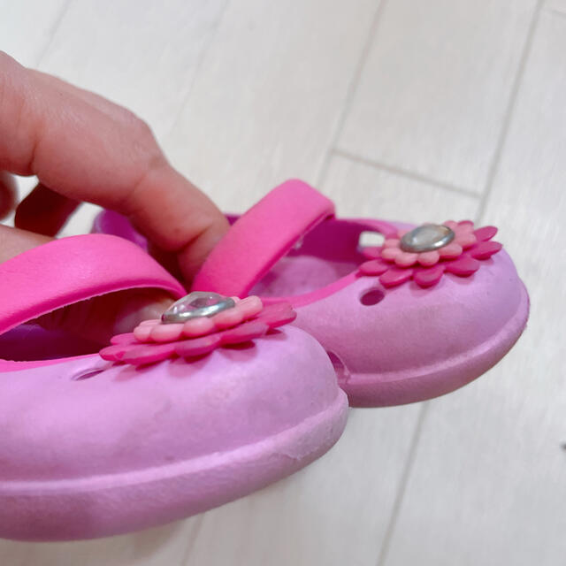 crocs(クロックス)のクロックス　お花　ピンク キッズ/ベビー/マタニティのベビー靴/シューズ(~14cm)(サンダル)の商品写真