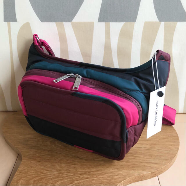 新品 marimekko BILLIE  ショルダーバッグ マルチカラーナイロン100%中わた