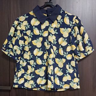 ダブルクローゼット(w closet)のレモン柄 半袖ブラウス ネイビー(シャツ/ブラウス(半袖/袖なし))