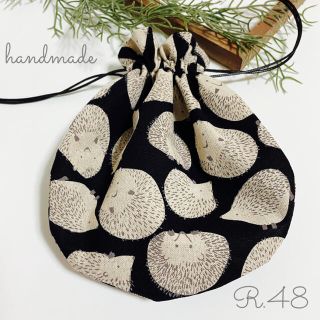 R.48 handmade フリルまんまる巾着     黒 ハリネズミ在庫セール(ポーチ)