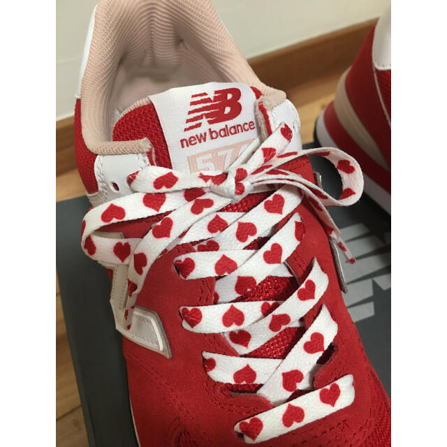 New Balance(ニューバランス)のちゃこりん様【新品】ニューバランス 574 スニーカー（レッド×ハート:23㎝） レディースの靴/シューズ(スニーカー)の商品写真