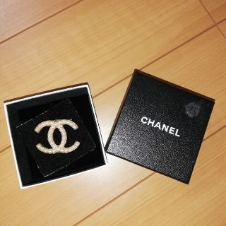 シャネル(CHANEL)のシャネル　パール　ブローチ　ヴィンテージ　箱つき(ブローチ/コサージュ)