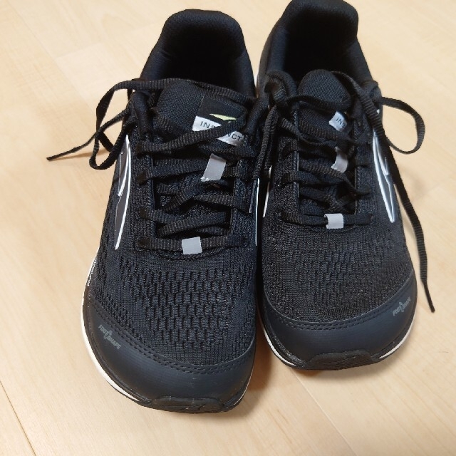 アルトラ ALTRA INSTINCT4 US8.5 BLACK スポーツ/アウトドアのランニング(シューズ)の商品写真