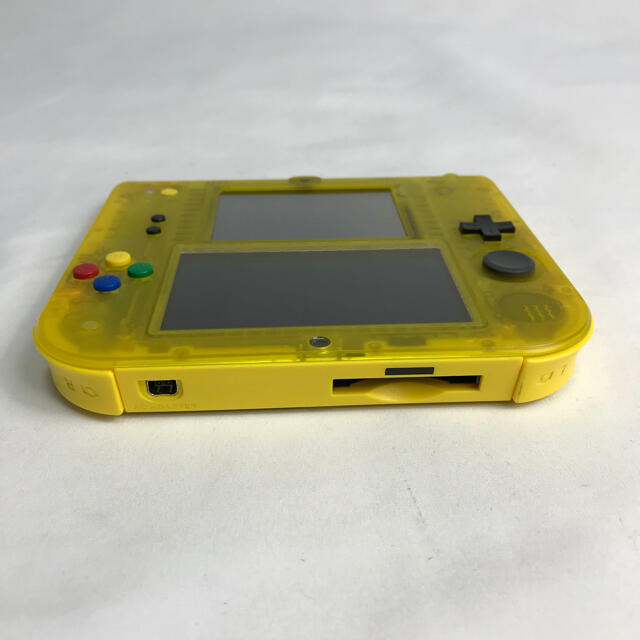 ニンテンドー2DS(ニンテンドー2DS)のニンテンドー2DS 本体 限定ピカチュウ盤 【メーカー生産終了】イエロー エンタメ/ホビーのゲームソフト/ゲーム機本体(携帯用ゲーム機本体)の商品写真