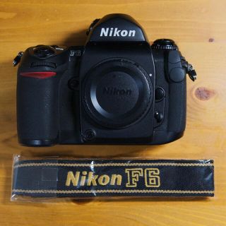 ニコン(Nikon)のNikon F6 フィルムカメラとストラップ(フィルムカメラ)