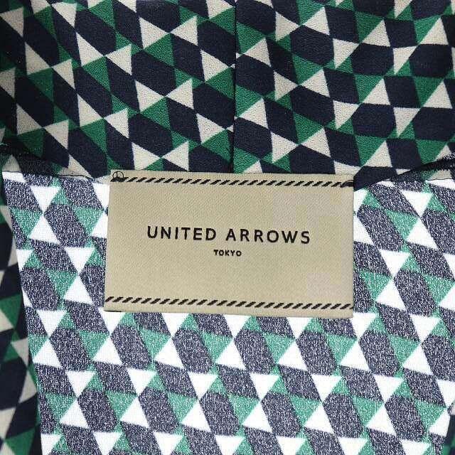 UNITED ARROWS(ユナイテッドアローズ)のUNITED ARROWS ブラウス ジオメトリックプリントエアリーVネック レディースのトップス(シャツ/ブラウス(長袖/七分))の商品写真