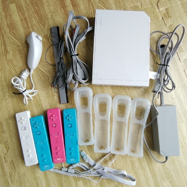 wii 本体 コントローラー４つ ヌンチャク１つ