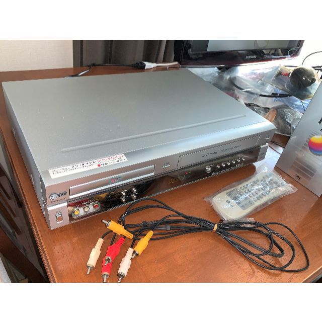 LG Electronics(エルジーエレクトロニクス)のVHS/S-VHS SQPBビデオデッキ DVDプレイヤー一体型　動作品 スマホ/家電/カメラのテレビ/映像機器(その他)の商品写真