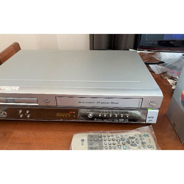 LG Electronics(エルジーエレクトロニクス)のVHS/S-VHS SQPBビデオデッキ DVDプレイヤー一体型　動作品 スマホ/家電/カメラのテレビ/映像機器(その他)の商品写真