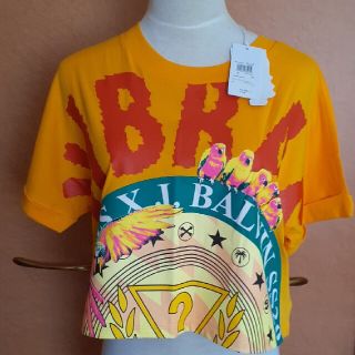 ゲス(GUESS)の送料無料(タグ付き)GUESSのオウムがいっぱい♡ショート丈Tシャツ(Tシャツ(半袖/袖なし))