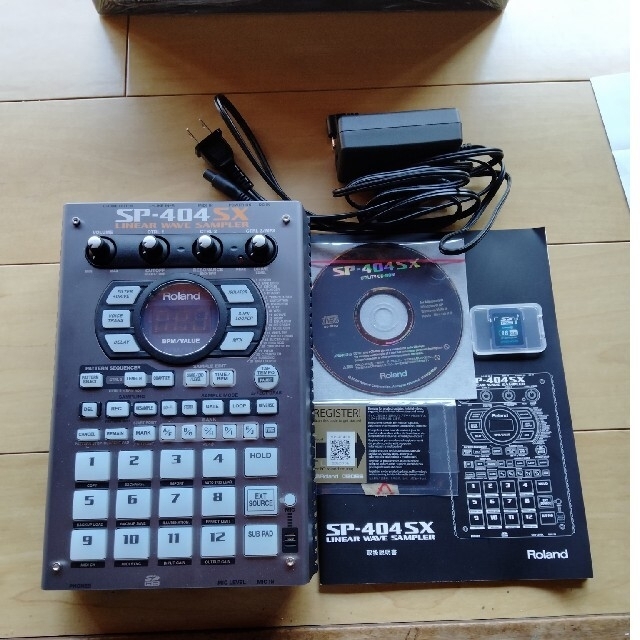 Roland(ローランド)のROLAND  SP-404SX   16GB SDカード付　サンプラー 楽器のDJ機器(DJエフェクター)の商品写真