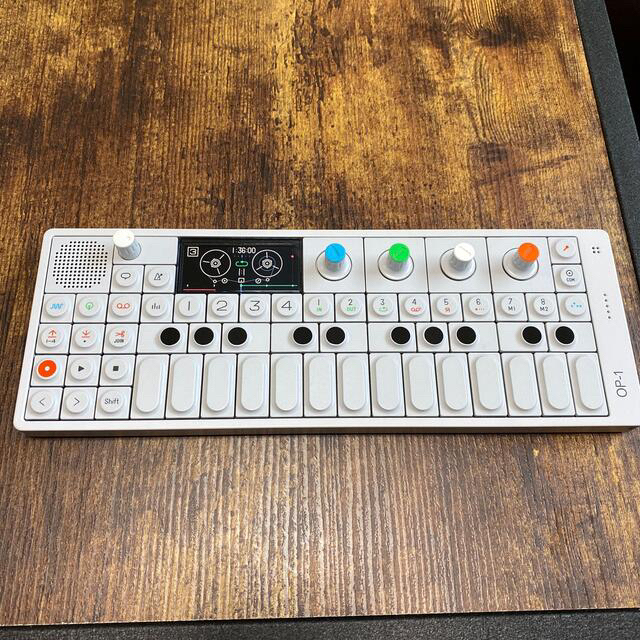 op1 teenage engineering 小型シンセサイザー