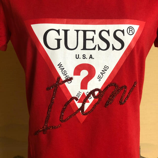 GUESS(ゲス)の【値下中】新品★GUESS★ビジューVネックTシャツ★赤 レディースのトップス(Tシャツ(半袖/袖なし))の商品写真