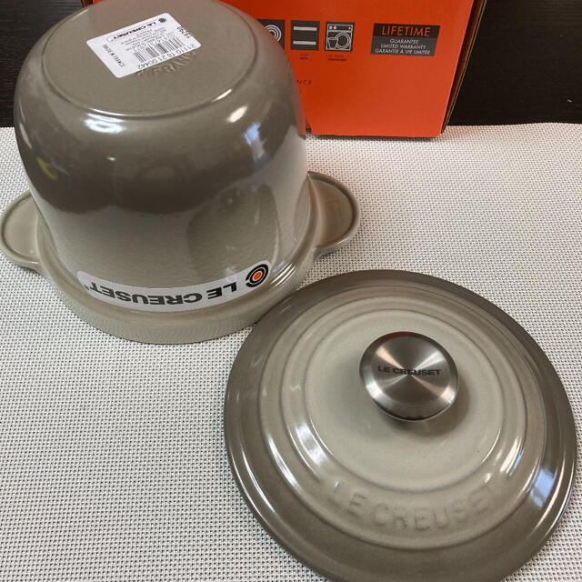 LE CREUSET(ルクルーゼ)の新品　ココットエブリィ　ナツメグ　１８センチ　ル・クルーセ インテリア/住まい/日用品のキッチン/食器(食器)の商品写真