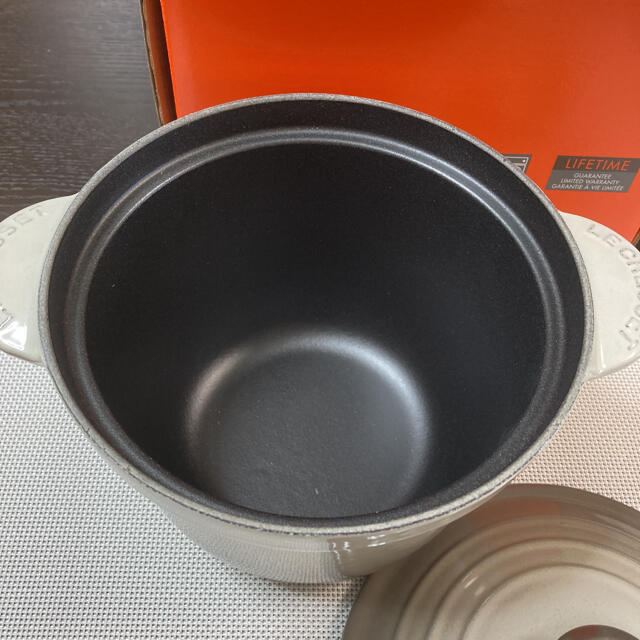 LE CREUSET(ルクルーゼ)の新品　ココットエブリィ　ナツメグ　１８センチ　ル・クルーセ インテリア/住まい/日用品のキッチン/食器(食器)の商品写真