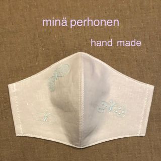 ミナペルホネン(mina perhonen)のミナペルホネン　ちょうちょ　ライトグレー×ライトブルー刺繍　インナーマスク(その他)