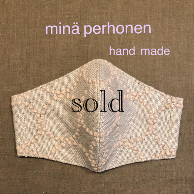 mina perhonen(ミナペルホネン)のミナペルホネン　タンバリン　グレージュ×ピンクベージュ刺繍　インナーマスク ハンドメイドのファッション小物(その他)の商品写真