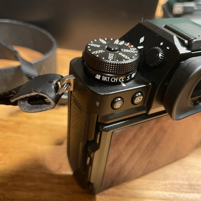 富士フイルム(フジフイルム)のFUJIFILM X-T3 レンズキット ブラック スマホ/家電/カメラのカメラ(ミラーレス一眼)の商品写真