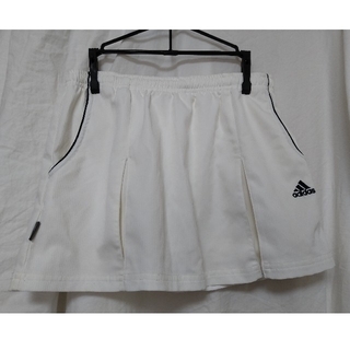 アディダス(adidas)の白いスコート　テニスウェア　Sサイズ(ウェア)