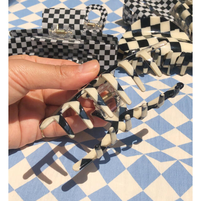 【新品未使用】Checkered hair claw チェッカーヘアクリップM レディースのヘアアクセサリー(バレッタ/ヘアクリップ)の商品写真